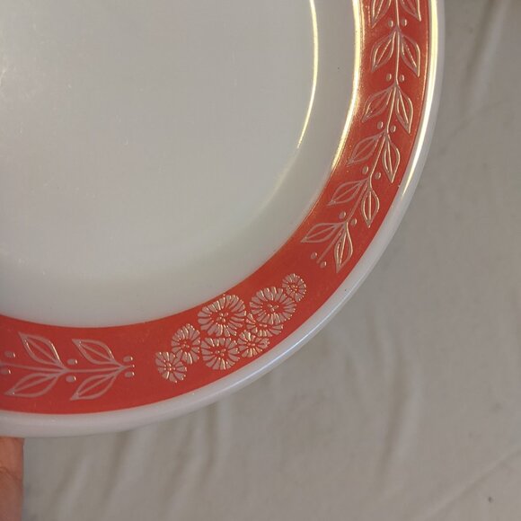 Vintage 60s PYREX Red Laurel Leaf Plate Milk Glass Dinnerware MCM Replacement 6" - Picture 2 of 4